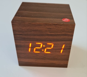 Часы электронные 133878, дерево