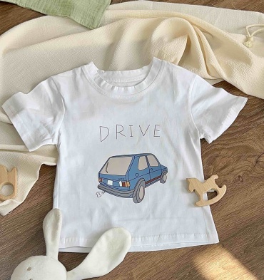 Футболка Голубая машинка с надписью DRIVE в скетч-стиле. белый