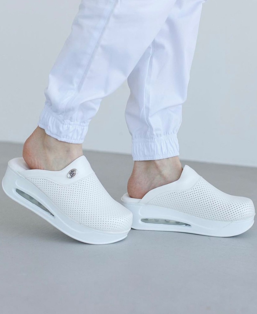 белый