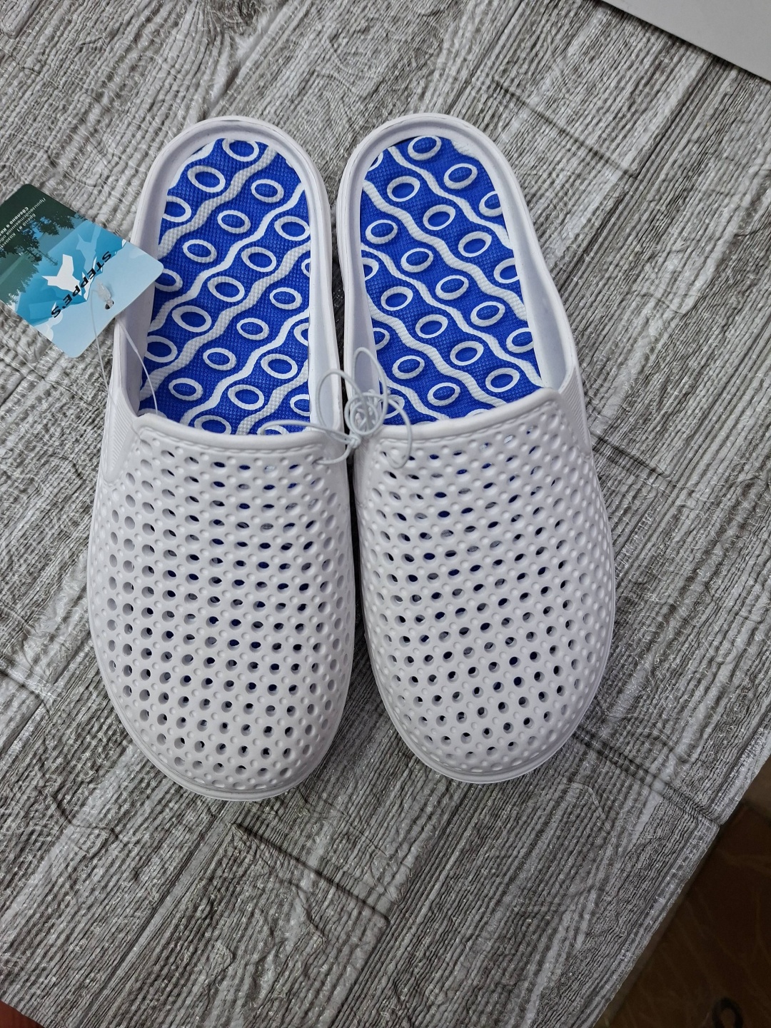 синий