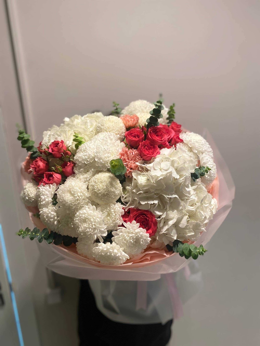 Graff.floral композиция с открыткой хризантема момоко 25 шт 60 см