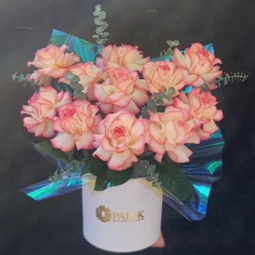 Букет из 11 роз сорта Джумилия в коробке · Valentine's Day