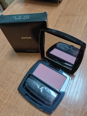Avon Нежное сияние Soft plum румяна Soft plum