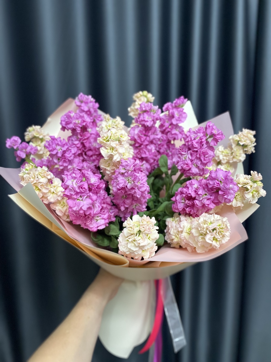 Flora &amp; K моно-букет в оформлении маттиола 19 шт 55 см
