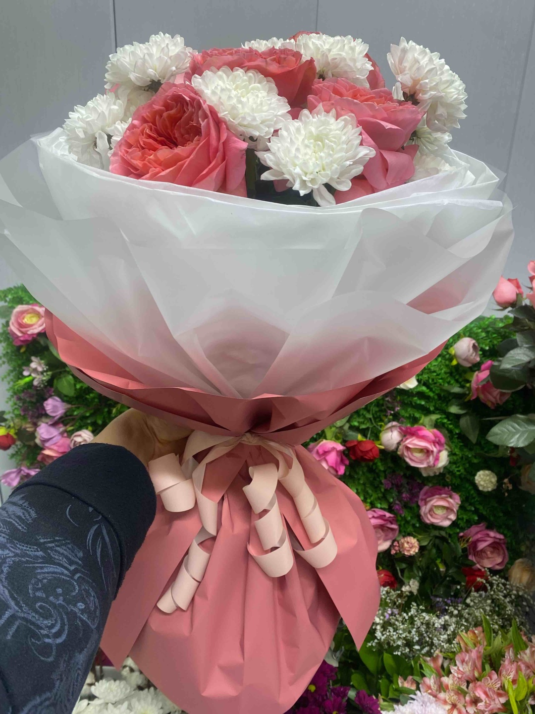 Lola_Flowers_Studio букет с открыткой хризантема, пионовидная роза 8 шт 60 см