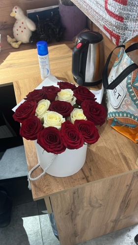 LORENSA Композиция из красных и белых роз в коробке