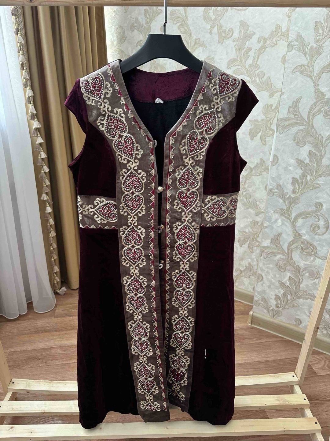 Национальный костюм бордовый