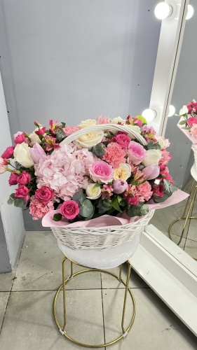 Flowers by Mariya композиция с открыткой альстремерия, гвоздика, гортензия, роза, тюльпан, хризантема, эустома, пионовидная роза, кустовая роза, рускус 51 шт 35 см