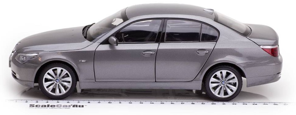 Автомобиль 1:18