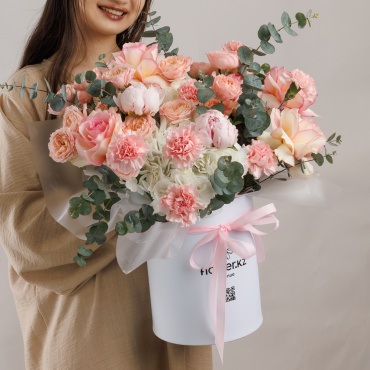 Flower.kz композиция в коробке гвоздика, гортензия, пион, роза, кустовая пионовидная роза 21 шт 40 см