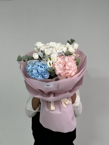 BUKET Flowers букет в оформлении гортензия, лизиантус 20 шт 40 см
