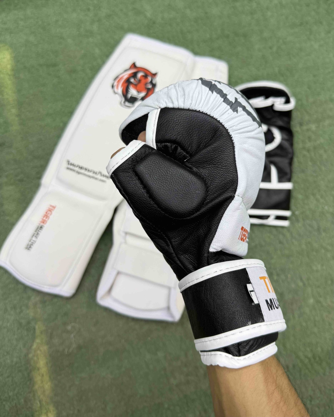 Набор спортивной защиты TIGER MUAY THAI белый L