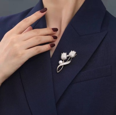 Брошь LAREY Silver Tulips бижутерный сплав, стразы