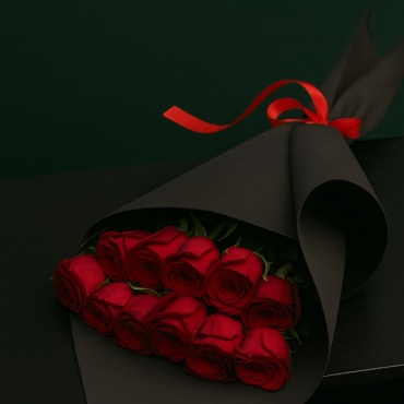 Floria.kz Букет “Black Elegance” – 11 красных роз
