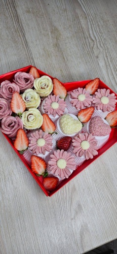 Клубникав шоколаде форме розы и ромашки 20x20x4 см