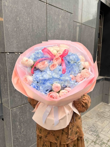 “Beauty Flowers “букет оформление Гортензия и пионовидный кустовые розы 9шт