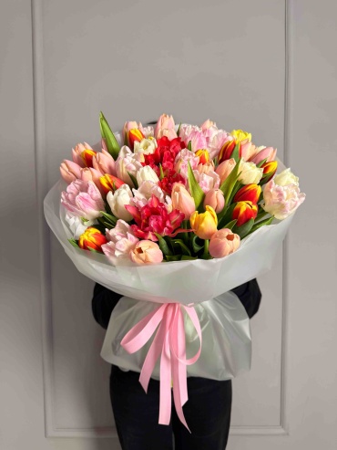 Raushan Flowers букет с открыткой тюльпан 51 шт 50 см
