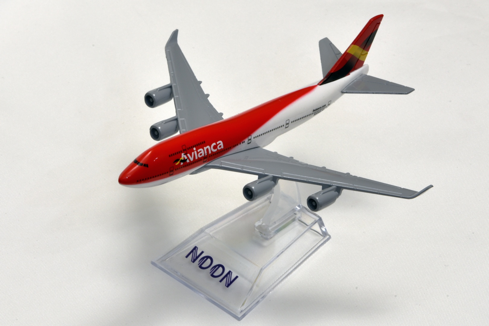 Коллекционная модель Самолет NOON АК Avianca Boeing B747 AA74716N 1:450