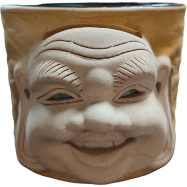 С лицом Будды бежевый