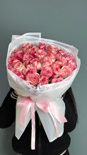 Raushan Flowers моно-букет в оформлении роза 25 шт 50 см