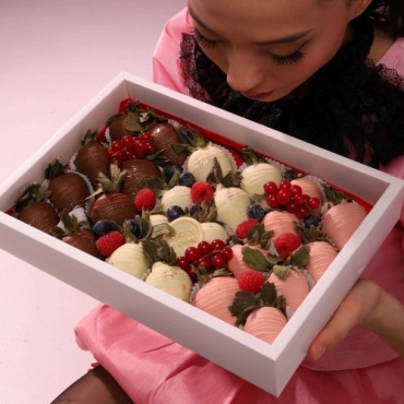 Choco flowers Клубника в шоколаде 24 штуки со свежими ягодами 32*22
