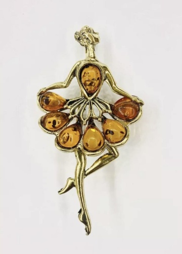 Брошь AmberShop латунь, янтарь, янтарь натуральный