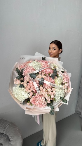 Floral букет в оформлении гортензия, кустовая роза, эвкалипт 25 шт 50 см