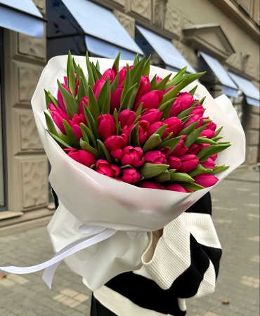 Nuri Floral моно-букет в оформлении тюльпан 45 шт 50 см