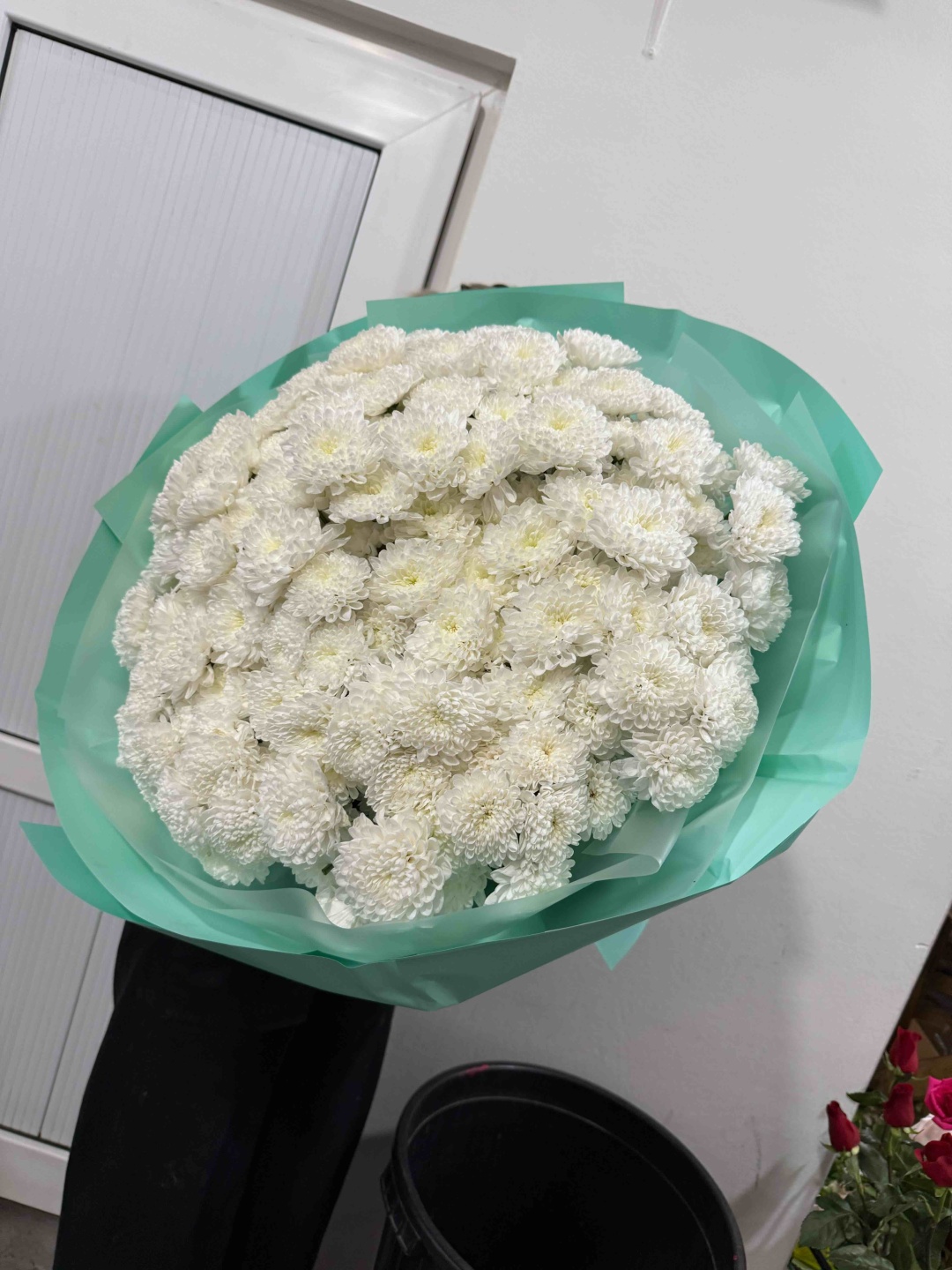 Bestflowers моно-букет с открыткой хризантема 29 шт 60 см