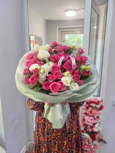 “Beauty Flowers “букет оформление кустовые розы с лизиантусом 15шт