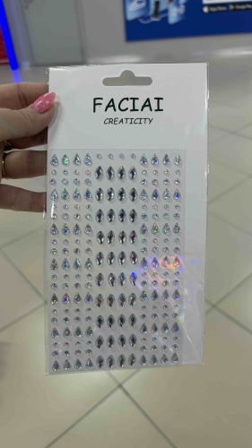 Стразы на лицо