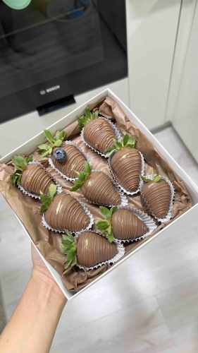 Клубника в бельгийском шоколаде Callebaut 9 шт подарочный набор 20х20 см