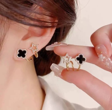 Серьги LAREY Secret Spark бижутерный сплав, эмаль, стразы