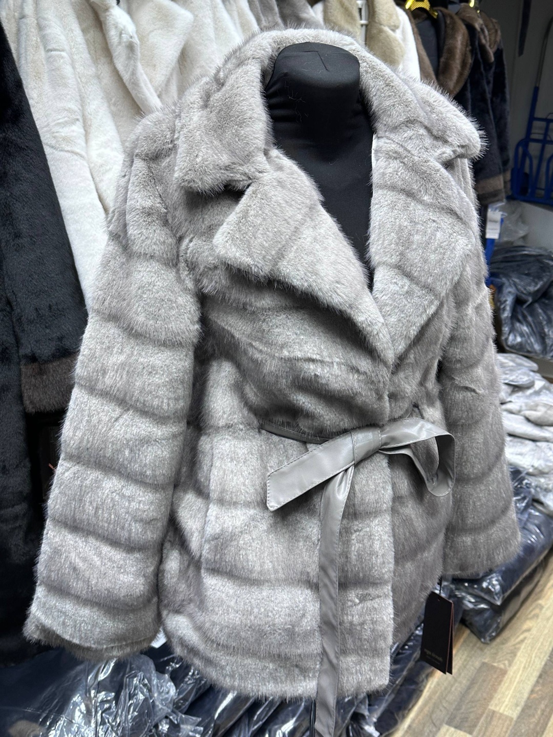 серебристый