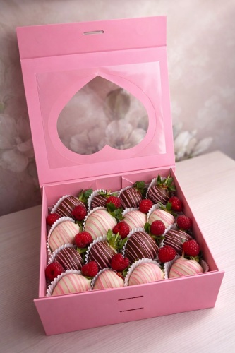 Chocoberry Клубника в шоколаде со свежей малиной 22см
