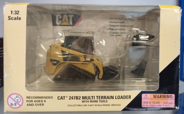 Модель гусеничного погрузчика CAT 247B2 с навесным оборудованием