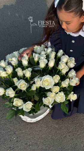 51 роза в корзине