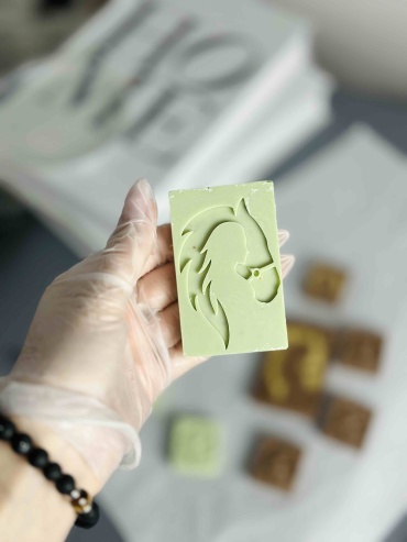 Lm mold «Девушка и конь для конфет»