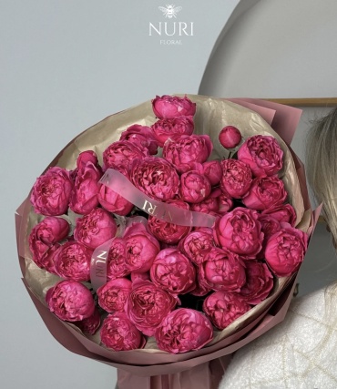 Nuri Floral букет в оформлении пионовидная роза, кустовая пионовидная роза 13 шт 70 см