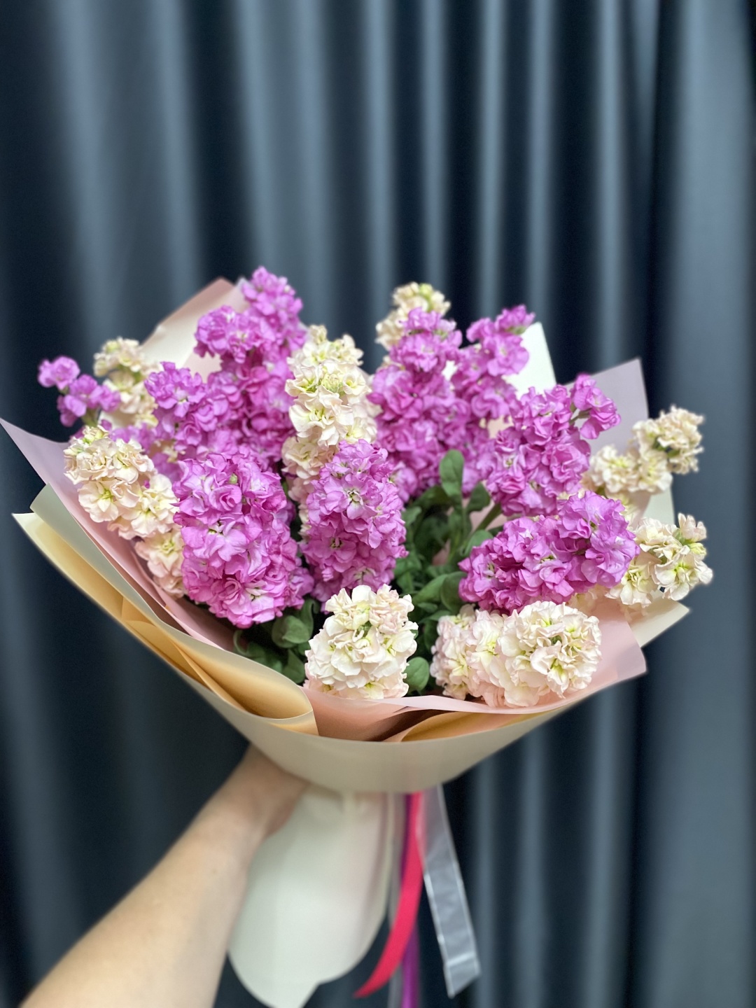 Flora &amp; K моно-букет в оформлении маттиола 19 шт 55 см