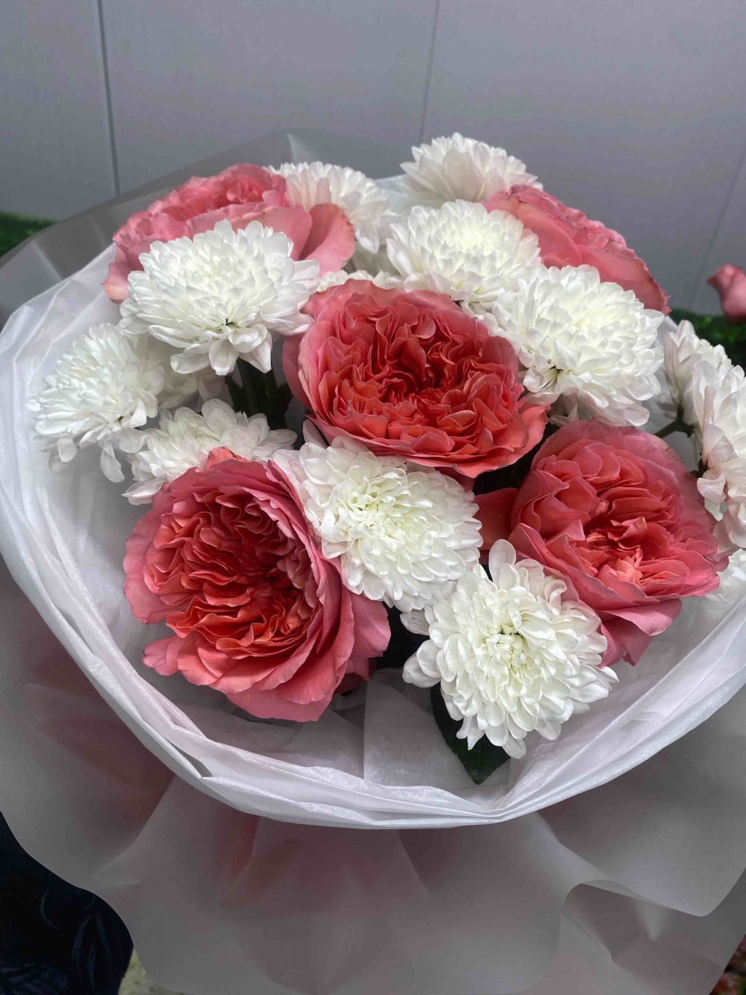 Lola_Flowers_Studio букет с открыткой хризантема, пионовидная роза 8 шт 60 см