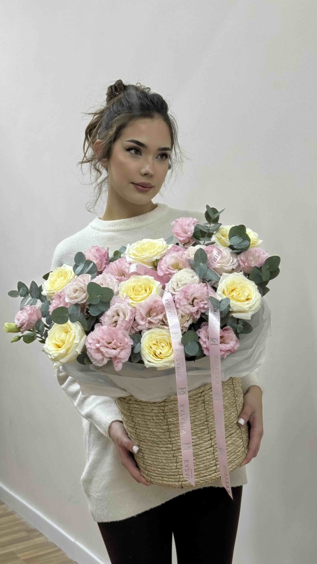 Kazarin flowers композиция в корзине роза, лизиантус, эвкалипт 15 шт 50 см
