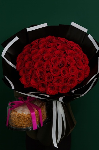 Floria.kz Комбо« Royal Set» 51 красных роз и торт