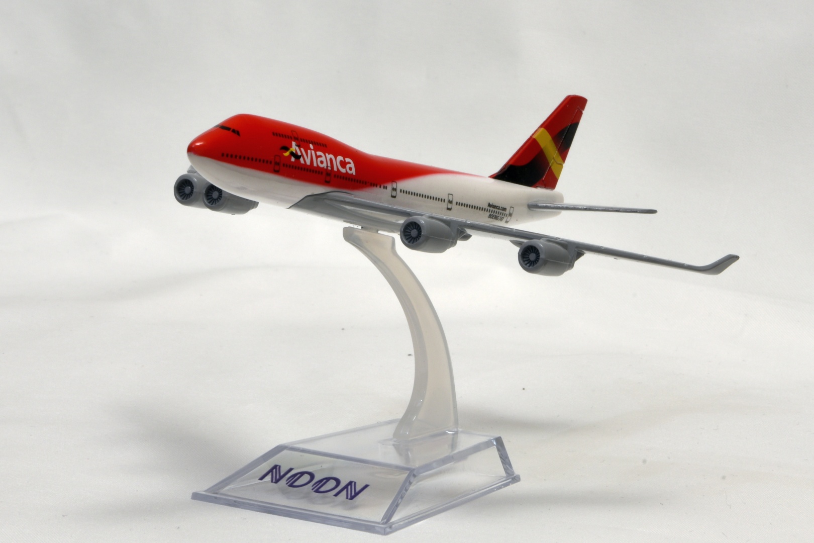 Коллекционная модель Самолет NOON АК Avianca Boeing B747 AA74716N 1:450