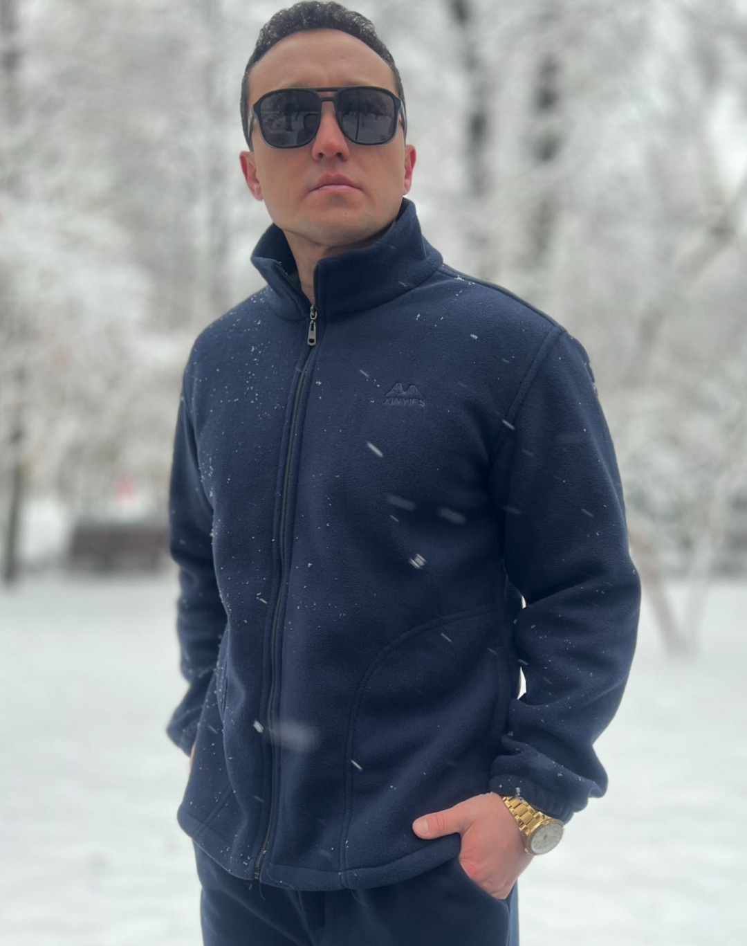 синий