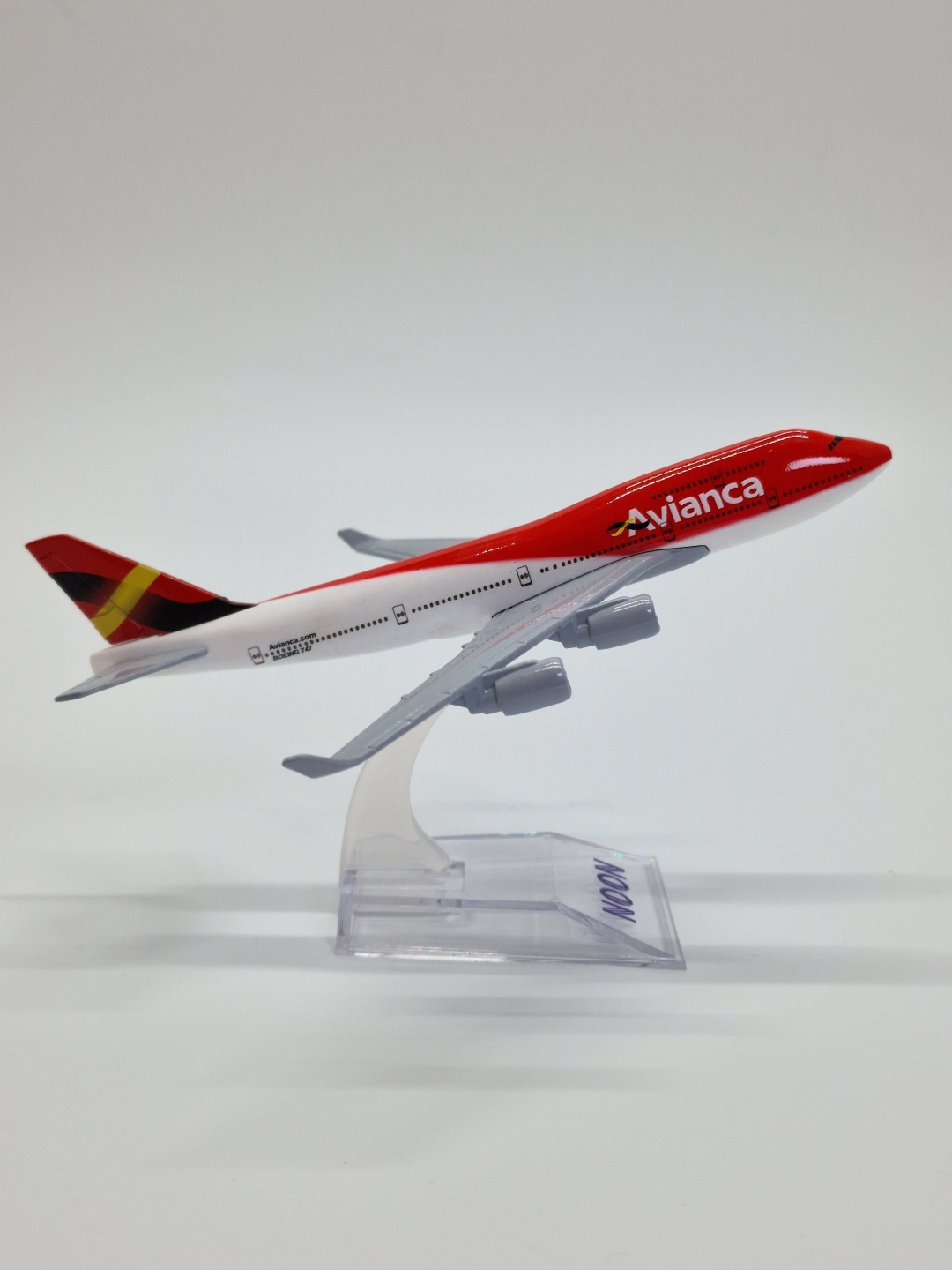 Коллекционная модель Самолет NOON АК Avianca Boeing B747 AA74716N 1:450
