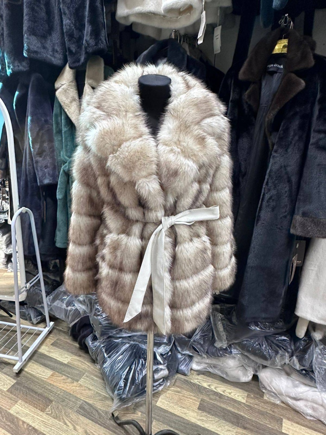 белый