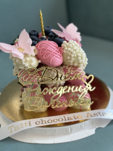 @tatti.chocolate.astana Торт из клубники в шоколаде 27 штук 22х24 см