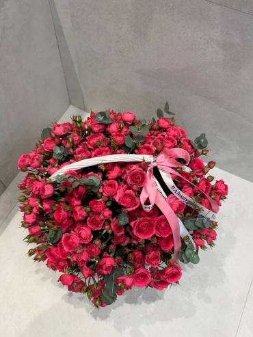 Композиция в корзине кустовая роза, эвкалипт 25 шт 50 см