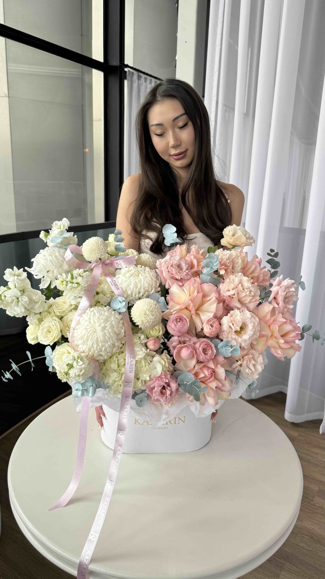 Kazarin flowers композиция в коробке гортензия, роза, пионовидная роза, кустовая роза, кустовая пионовидная роза, лизиантус, эвкалипт, маттиола, хризантема момоко 35 шт 50 см